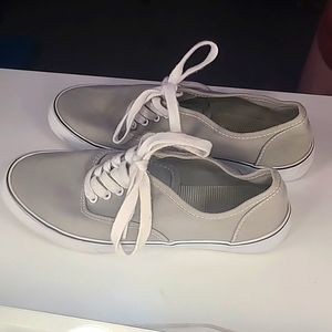 Low tennis shoes grey size 7